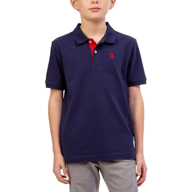 U.S. Polo Assn. Chemise à Manches Courtes pour Garçon Polo en Bleu Marine avec Patte de Boutonnage Rouge à Deux Boutons et logo Rouge Brodé sur la Poitrine Gauche, Faite de Coton Doux avec Col Rabattable, Manches Courtes, Fentes Latérales et Coupe Décontractée, Idéale pour l'École Ou les Tenues Décontractées.