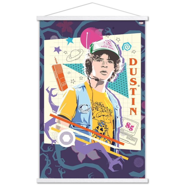 Netflix Stranger Things : Saison 3 - Affiche Murale Dustin, 14,725 Po x 22,375 Po Encadrée, Présentant un Graphique de Dustin Portant un t-shirt Jaune et un Gilet Bleu avec une Casquette Blanche et Verte, sur Fond Rétro des Années 80 avec des Étoiles, une Planète, un Talkie-Walkie et des Icônes d'Ordinateur vintage, Convient à la Décoration Murale de Chambre Ou de Bureau.