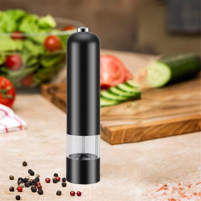 Ensemble de Moulins Electric Pepper avec Fonction de Recharge USB, Présenté dans un design Élégant en Acier Inoxydable Noir avec une Fenêtre Transparente pour Surveiller le Contenu. le Moulin Offre une Utilisation Automatique à une Main et une Mouture Réglable, le Rendant Idéal pour un Assaisonnement Précis. Affiché sur un Comptoir de Cuisine avec des Grains de Poivre Dispersés et une Scène de Préparation de Salade en Arrière-Plan.