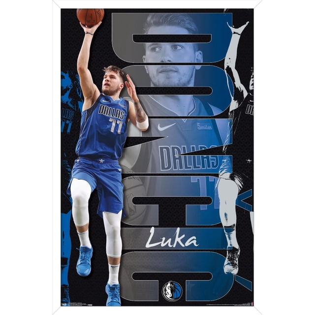 NBA Dallas Mavericks - Luka Doncic 19 Affiche Murale, 22,375 Pouces x 34 Pouces Montrant Luka Doncic en Bleu Dallas Mavericks Chandail Numéro 77 Sautant pour Tirer un Ballon de basketball, avec Son Nom en Grandes Lettres Stylisées et le logo de l'Équipe sur un Fond Graphique Noir et Bleu, Convient à la Déco de Salle de Sport.