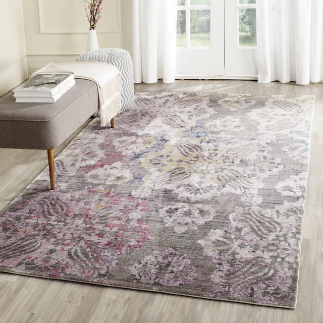 Safavieh Valencia Tapis Vintage à Motif Floral Rowland Présentant des Motifs Floraux Traditionnels dans des Tons Mauves, Roses, Jaunes et Gris Atténués avec une texture Surteinte, Posé sur un Plancher de Bois Clair dans une Pièce Lumineuse avec des Rideaux Blancs et des Portes en Verre, Assorti à un Banc Rembourré Gris et à un vase Décoratif, Idéal pour Ajouter un style Vintage aux Intérieurs de la Maison.