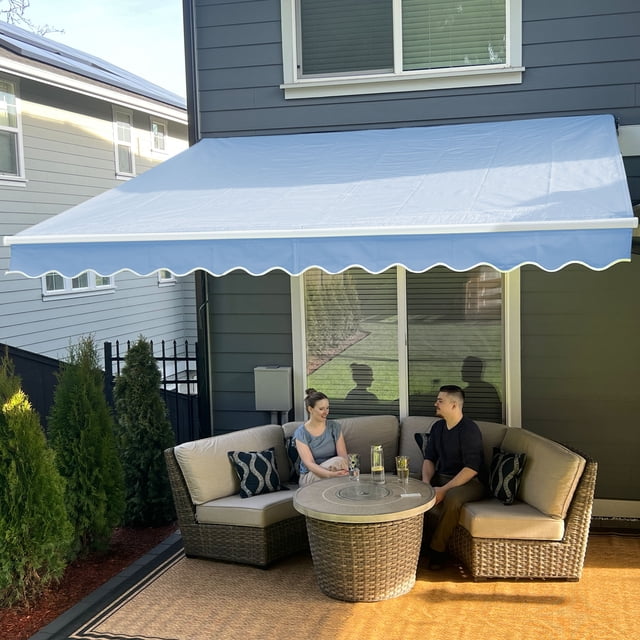 ALEKO Auvent Rétractable Motorisé pour Patio 12 x 10 Pieds Pare-Soleil Bleu Ciel, Monté sur un Mur Résidentiel au-Dessus d'Une Aire de Sièges de Patio. l'Auvent Présente un Tissu en polyester Résistant aux UV, Résistant à l'Eau et Respirant avec une Cantonnière Festonnée. Cadre en Acier Enduit de Poudre et en Aluminium Blanc. Comprend un Fonctionnement Motorisé avec Télécommande et Manivelle Manuelle. Idéal pour l'Ombre Extérieure, l'Utilisation de l'Auvent de Patio et la protection contre le Soleil et la Pluie Légère