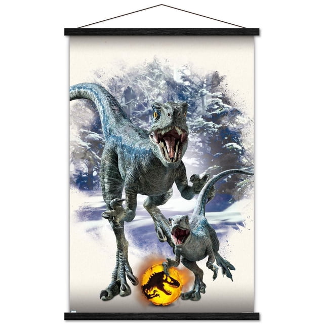 Monde Jurassique : Dominion - Affiche Murale Focale Bleue et Bêta, 14,725 Po x 22,375 Po Encadrée Montrant Deux Vélociraptors Bleus à Bouche Ouverte dans un Fond de Forêt Enneigée, un Adulte et un Juvénile, avec un logo Monde Jurassique orange Lumineux Présentant une silhouette de Dinosaure au Centre Inférieur, Idéal pour la Décoration Murale de Chambre Ou de Bureau.
