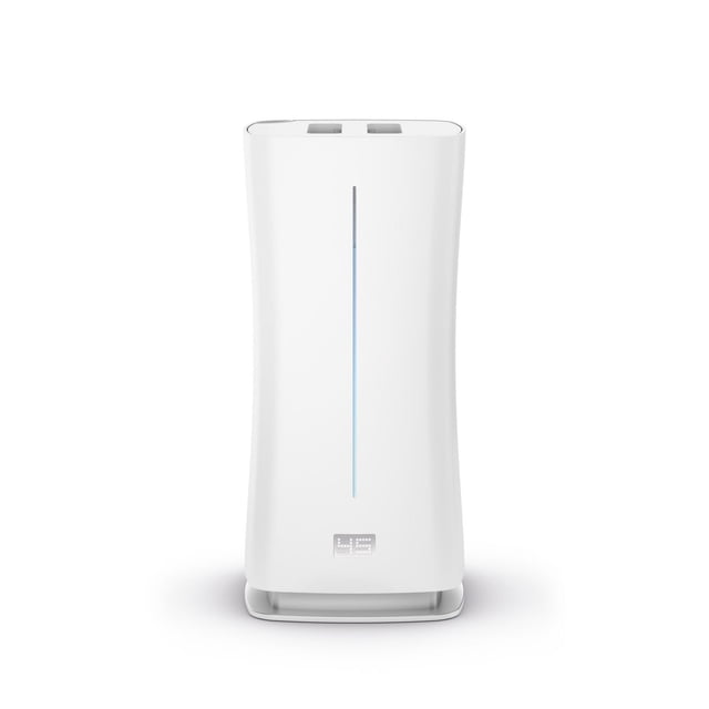 EVA Humidificateur Ultrasonique par Stadler Form, Vue de dEVAnt d'Un Appareil Rectangulaire Blanc avec Côtés Courbés, Indicateur vertical de Niveau d'Eau et Affichage Numérique de l'Humidité Près de la base, Conçu pour une humidification Ultrasonique Précise et un Contrôle de la Qualité de l'Air à la Maison.