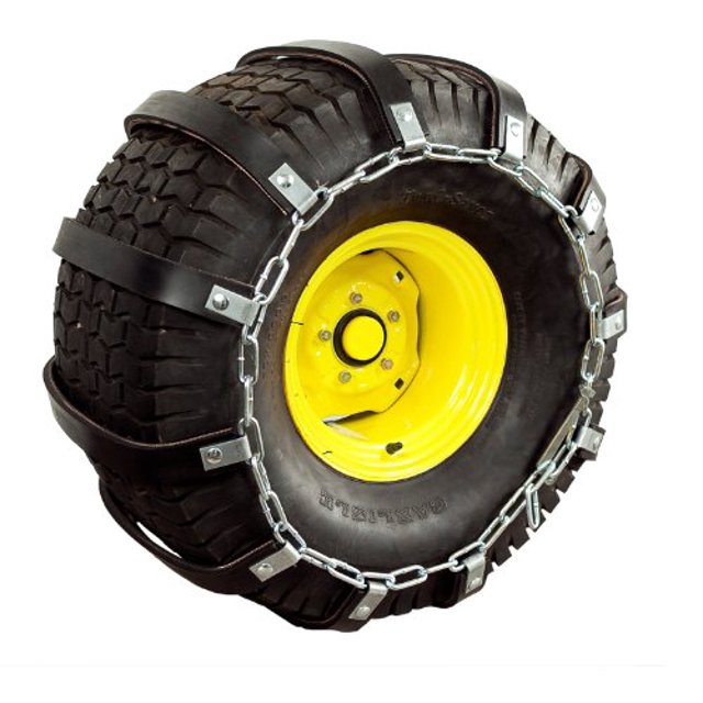TerraGrips Chaînes de Pneus 23x10,5-12 par TerraKing, Montrées Installées sur un Pneu avec une Jante Jaune. les Chaînes Comportent des Lattes en Caoutchouc Durables et des Composants en Acier Plaqué, Conçues pour Offrir une traction Supérieure sur Divers terrains comme la Neige, la Boue et le Gravier Tout en Protégeant les surfaces des Égratignures. Idéal pour une Utilisation Toute l'Année et Facile à Installer Sans Outils.