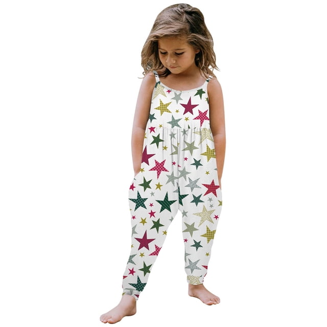 DPTALR Combinaison Courte d'Été pour Filles Enfants à Bretelles Imprimée Sans Manches Dos Nu. la Combinaison Présente un Imprimé d'Étoiles Colorées sur Fond Blanc, avec un design Sans Manches, une Encolure Arrondie et un style Dos Nu. Elle Comprend une Taille Élastique pour un Ajustement Confortable et Deux Poches Latérales. Fabriquée en Mélange Doux de polyester et spandex, Elle Est Légère et Convient aux occasions Estivales Décontractées comme les Sorties au Parc, les Sorties à la Plage Ou les Fêtes. Montrée Portée par une Jeune Fille Debout Pieds Nus.