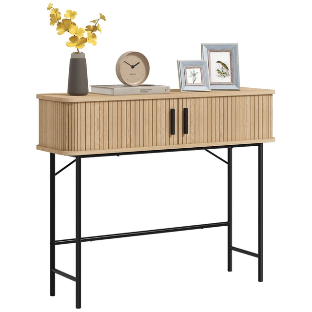 HOMCOM Table Console Étroite avec Portes Coulissantes à Tambour à Lattes, Fini Chêne, au design Moderne Mi-Siècle avec Pattes en Acier Noir. la Table Comprend Deux Compartiments avec Portes Coulissantes pour un Rangement Gain de Place. les Dimensions Sont de 39,4 Pouces de Large, 11,8 Pouces de Profondeur et 31,5 Pouces de Hauteur. Convient aux Couloirs Ou aux Aires de Vie.