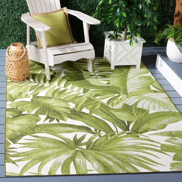 SAFAVIEH Barbados Igor Tapis Botanique d'Intérieur/extérieur pour Aire avec Motif de Feuilles Tropicales Vertes sur Fond Blanc, Posé sur un Plancher de Terrasse Gris avec une Chaise Adirondack Blanche Comprenant un Coussin Vert, une Lanterne Tissée et des Bacs à Plantes Blancs avec des Plantes Vertes, Fabriqué à Partir de Fils Synthétiques Durables Idéal pour le patio Extérieur et la Déco Côtière.
