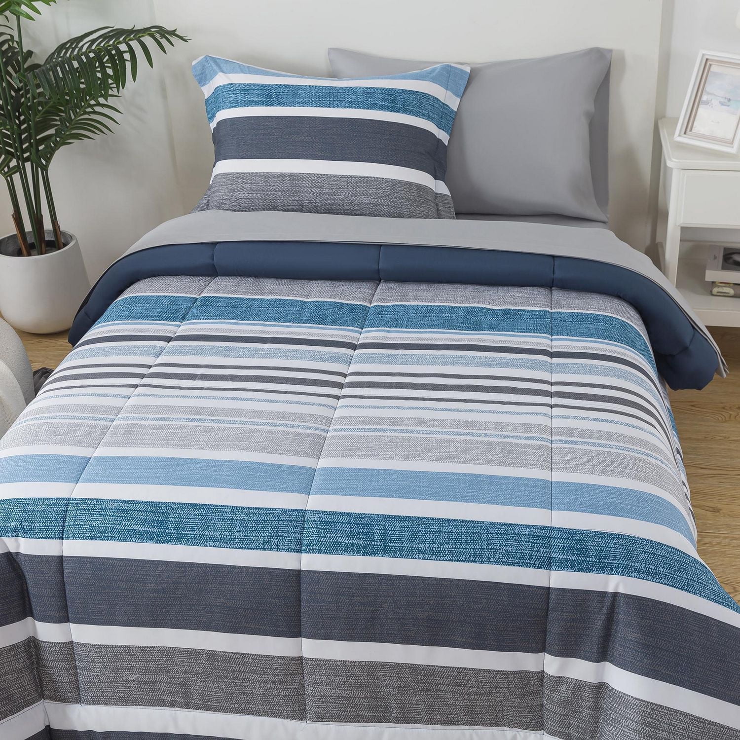 Ensemble de literie tout-en-un réversible Mainstays, avec couette et draps, pièces, à rayures bleues