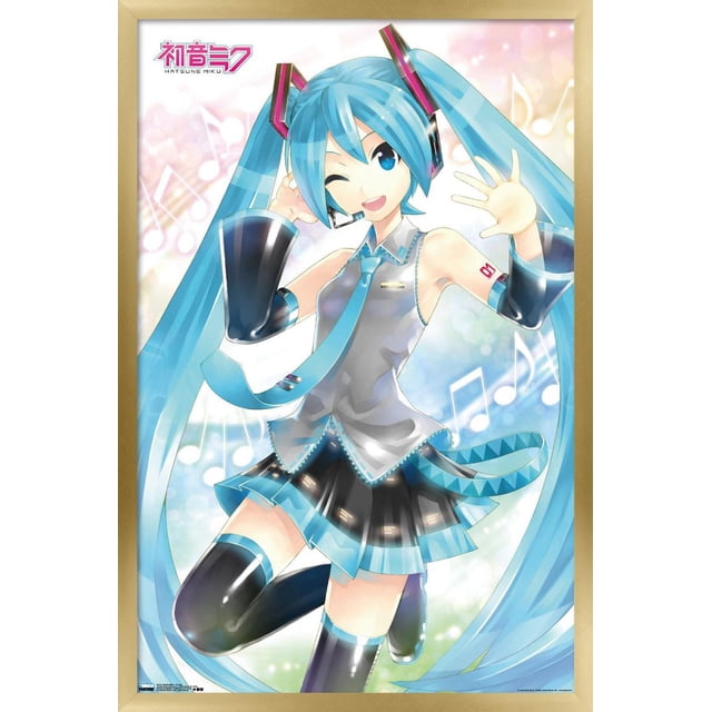 Hatsune Miku - Affiche Murale Ondulante, 22,375 Pouces x 34 Pouces Représentant le Personnage d'Anime Hatsune Miku avec de Longues Queues Jumelles turquoise, Portant un Haut Argenté Sans Manches avec accents turquoise, Cravate Assortie, Jupe Plissée Noire et turquoise, et Cuissardes Noires. Elle Pose avec une Main Levée et l'Autre Près de Sa Tête, sur un Fond pastel avec des notes de Musique Blanches. Cette Affiche Brillante Convient pour Décorer des Chambres, des Bureaux Ou des Dortoirs