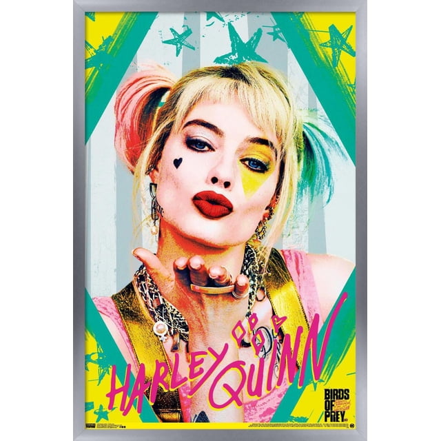 DC Comics Film - Oiseaux de Proie - Harley Quinn - Affiche Murale Kiss, 22,375 Pouces x 34 Pouces Montrant Harley Quinn aux Cheveux Blonds en Tringles Roses et Bleues, Portant des Colliers Superposés et un Haut Rose avec des Bretelles Dorées, Soufflant un Baiser sur un Fond Rayé avec des accents d'Étoiles Sarcelle et Jaune, Mettant en Vedette un Texte Rose Audacieux « Harley Quinn » et un logo « Birds of Prey », Idéal pour une Décoration Vibrante de Chambre Ou