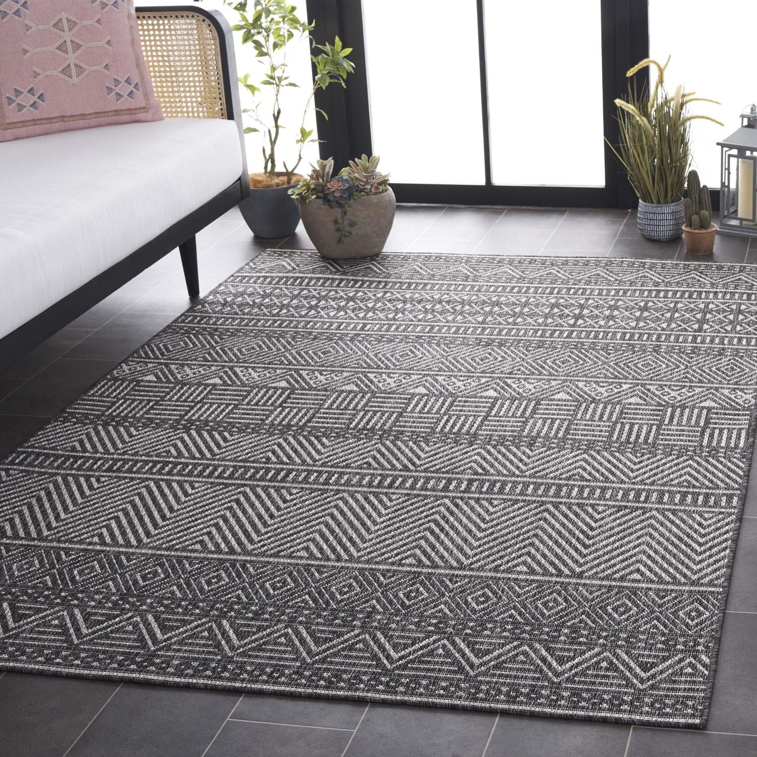 SAFAVIEH Beach House Jolanta Geometric Indoor/Outdoor Area Rug