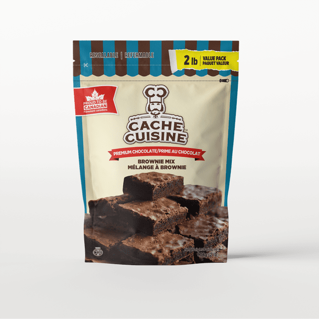 PREMIUM BROWNIE au Chocolat MIX par Cache Cuisine dans un Emballage Refermable de 2 lb. l'Emballage Présente un design beige et Bleu avec un logo de chef et le Texte « Fier d'Être Canadien ». l'Avant Présente des brownies au Chocolat Empilés, Moelleux, Idéal pour la Cuisson de desserts.