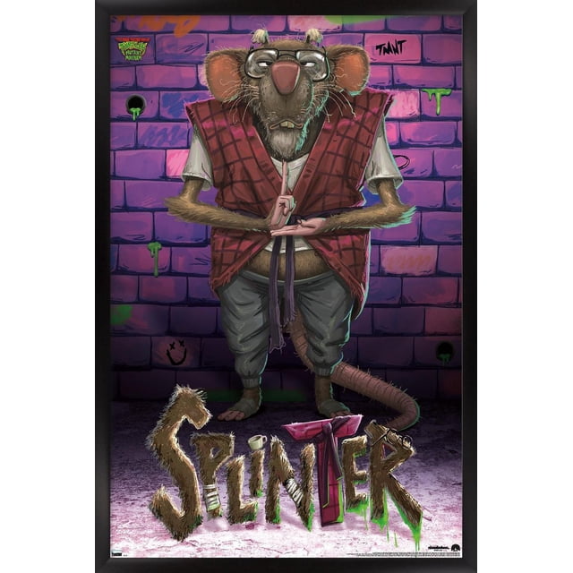 Les Tortues Ninja : Mutant Mayhem - Affiche Murale Splinter, 22,375 Pouces x 34 Pouces Mettant en Vedette Splinter Debout contre un Mur de Briques Violettes avec graffiti et slime Vert. Il Porte un Gilet à Carreaux Rouges par-Dessus une Chemise Blanche et un Pantalon Gris, avec les Mains dans une pose Méditative. le Nom à Texture Duveteuse « Splinter' Apparaît au Bas avec des bandages, une Tasse de Café et une Arme de Ninja Rose. Cette Affiche Brillante Convient à la Décoration Murale de Chambre Ou de Bureau et Comprend des Supports Adhésifs pour une Suspension Facile