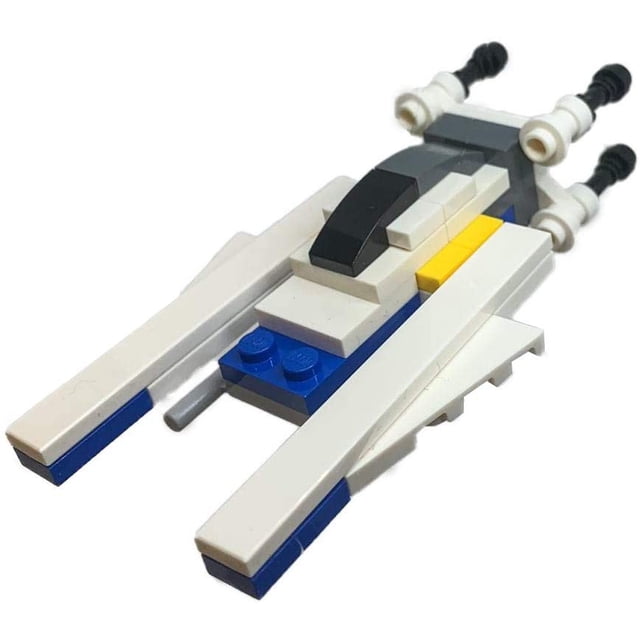 LEGO Star Wars : Micro Ensemble Chasseur Stellaire U-Wing (37 Pcs), un Modèle miniature LEGO Inspiré des Films Star Wars. l'Ensemble Présente un design compact de Chasseur Stellaire U-Wing avec des Briques Blanches, Bleues et Jaunes, avec des accents Noirs et Gris. le Modèle Assemblé Mesure Quelques Pouces de Hauteur et Est Livré dans un polybag LEGO, Nécessitant l'Assemblage.