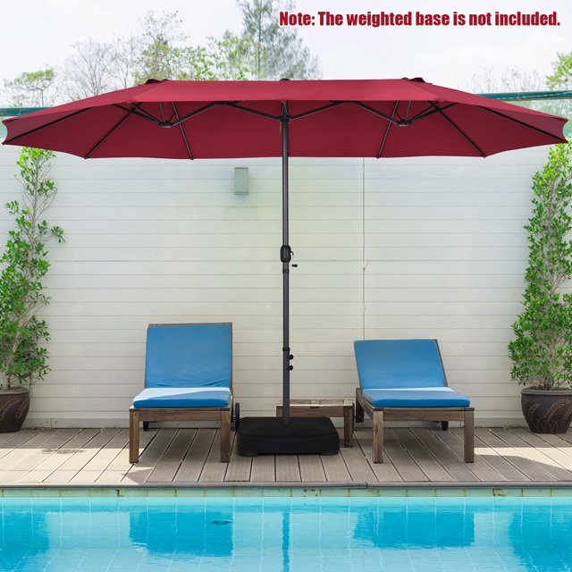 Patiojoy Parasol de Patio Double Face Jumeau de 15 Pi Couleur Vin, Doté d'Un Grand Auvent Double Face Soutenu par un Cadre en Acier Robuste et un Tissu en polyester. le Parasol Comprend un Système à Manivelle pour une Ouverture et une Fermeture Faciles, Ainsi Que des Évents pour une Meilleure circulation. Présenté dans un Décor de Bord de Piscine Extérieur avec Deux Chaises Longues Bleues et une Terrasse en Bois. Note : base Lestée Non Incluse.