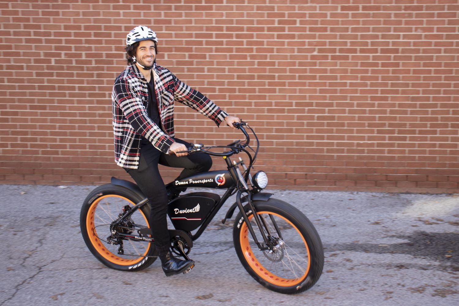 Vélo électrique Demon Electric Davient 500W de style croiseur rétro à pneus gras de 26 po, autonomie de batterie de 40-55 km (16,75 Ah), freins hydrauliques TEKTRO, 7 vitesses SHIMANO - Blanc, jantes