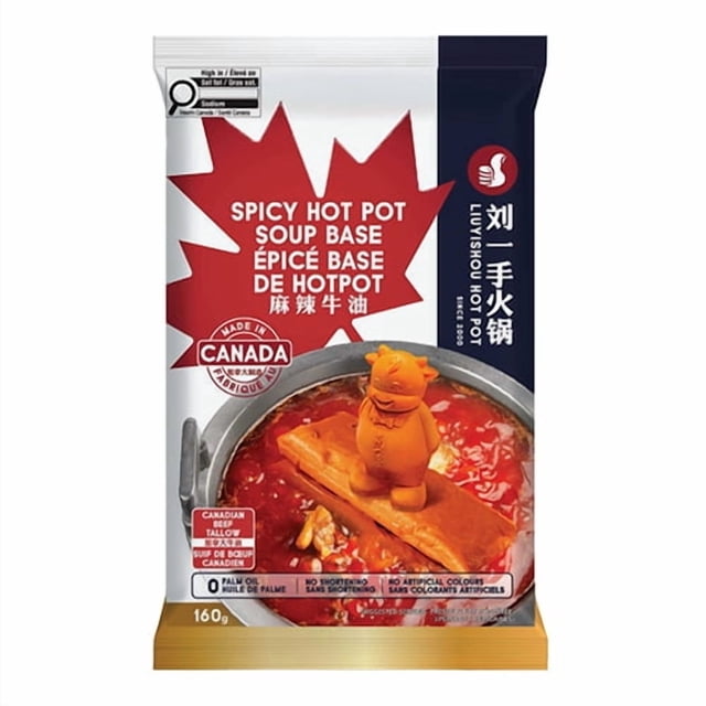 Liu Yi Shou Base de Soupe pour Fondue Chinoise Épicée 200 g, Emballage Présentant une Feuille d'Érable Rouge et un Texte Bilingue Anglais-Français, Mettant en Valeur la Véritable Saveur de Suif de Bœuf Canadien et de Fondue Chinoise Épicée de Style Sichuan, Sans Huile de Palme, le Raccourcissement et les Couleurs Artificielles, Montré avec une Marmite de Riche Bouillon Épicé Rouge et une Petite figurine orange, Idéal pour la Cuisson Traditionnelle de Fondue Chinoise.