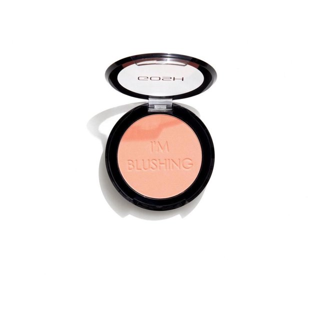GOSH - I'm Blushing - 001 Flirt Fard à Joues compact dans un Étui Rond Noir avec Couvercle transparent, Montrant une Poudre Mate Rose Pêche Embossée avec « I'm Blushing », Conçu pour Ajouter une Touche Naturelle et Éclatante aux Joues.
