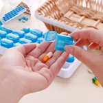 Cagogo 31 Organisateur de pilules de jour, grand distributeur mensuel de comprimés pour les vitamines médicaments, stockage hebdomadaire de pilule en plastique extra épais, organisateur portable pour les voyages à domicile