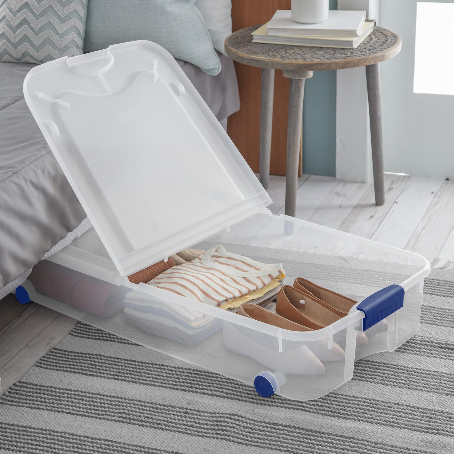 Sterilite Boîte à loquets de 62 L avec roues, boîte de rangement en plastique transparent avec couvercle et loquet bleu