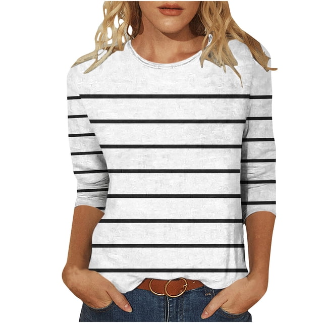 Chemisiers pour Femmes T-shirt Imprimé à Manches 3/4 Mi-Longues et Col Rond. Ce Chemisier Décontracté pour Femme Présente une base Blanche avec des Rayures Noires Horizontales, Fabriqué en Tissu polyester Léger. Idéal pour les occasions Décontractées, le Port Quotidien Ou les Saisons de Printemps et d'Hiver.
