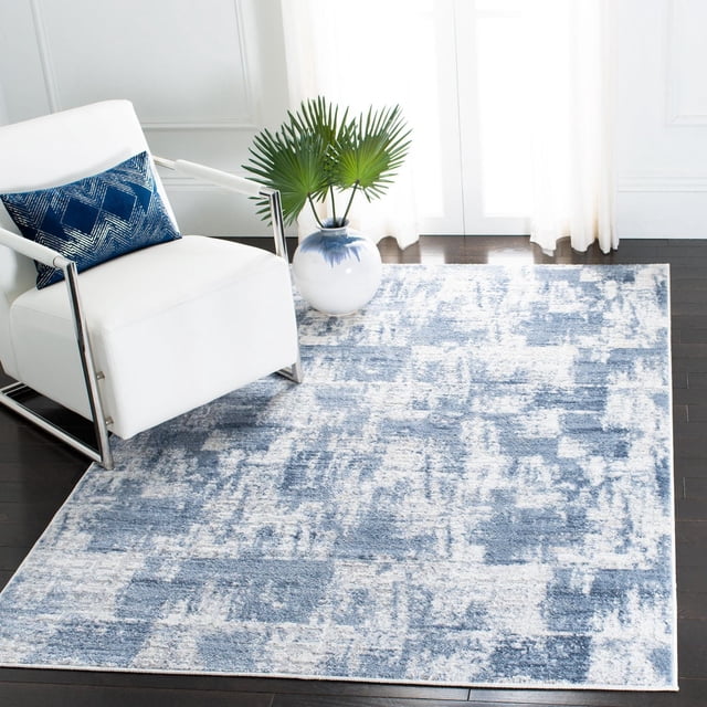 Safavieh Amelia Carrie Tapis Abstrait Usé en Motifs Abstraits Bleus et Blancs avec une texture de Fil Synthétique Pelucheuse, Posé sur un Plancher de Bois Franc Foncé à Côté d'Un Fauteuil Moderne Blanc avec Cadre Chromé et un Coussin Géométrique Bleu, à Côté d'Un vase en Céramique Blanc et Bleu Tenant des Feuilles de Palmier Vertes dans une Pièce Lumineuse avec des Rideaux Transparents, Souvent Utilisé pour Rehausser la Déco du Salon Ou de la Chambre.