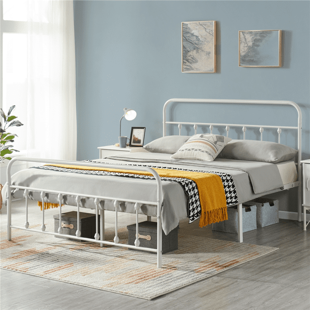 Yaheetech Lit Plateforme Classique avec Tête de Lit et Pied de Lit Hauts, Double, Blanc. un Lit Plateforme en Métal de Style Ferme avec Lignes Courbées et Bords Arrondis, Exposé dans une Chambre Éclatante avec un Mur Bleu et une Lumière Naturelle. le Cadre en Métal Robuste Enduit de Poudre Offre une Durabilité et Comprend une Haute Tête de Lit et un Pied de Lit pour le Confort et le Soutien. le Lit Offre 12,6 Pouces de Liquidation en Dessous pour le Rangement. Il Est Style avec une Literie Grise, une Couverture Jetée Jaune et des Coussins Décoratifs, s'Intègre Sans Couture à un Décor Rustique