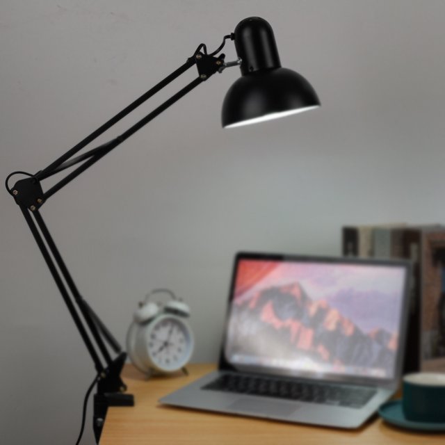 Lampe de Lecture Lampe à Long Bras Lampe de Table Lampe à Intensité Réglable Lampe à Pince Lumière DEL Lampe de Lecture avec Pince en Noir, Dotée d'Un Bras et d'Une base à Pince Flexibles et Réglables. Fabriquée en Métal et Plastique, Idéale comme Lampe de Bureau pour l'Étude, la Broderie et les Travaux de Réparation. Positionnée sur un Bureau Près d'Un Portable, d'Une Horloge et de Livres.