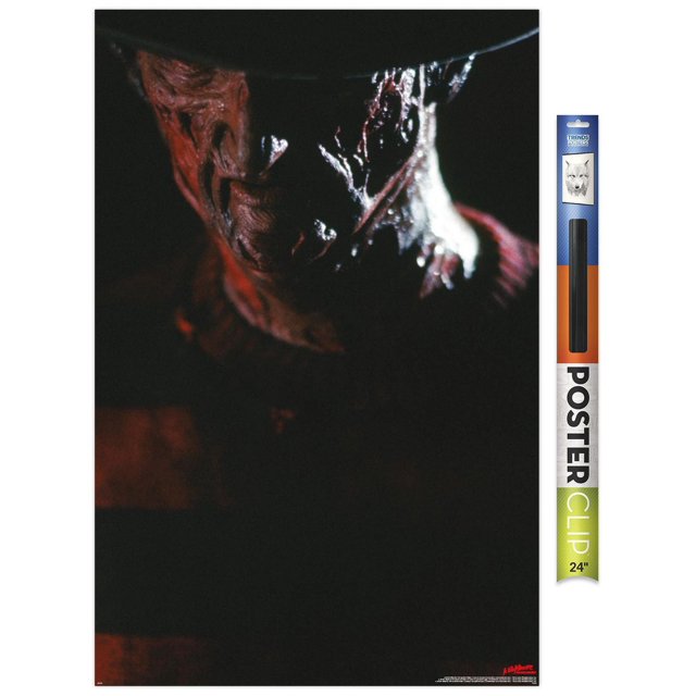 Un Cauchemar sur Elm Street - Affiche Murale Portrait de Freddy avec Cadre Magnétique, 22,375 Pouces x 34 Pouces Montrant un Gros Plan Centré du Visage Cicatrisé de Freddy Krueger sous une fedora Noire et un Chandail Rayé Rouge et Vert, Imprimée sur Papier Lustré aux Couleurs Vives, Convient à la Déco Maison Ou à la Décoration de Fête à Thème.