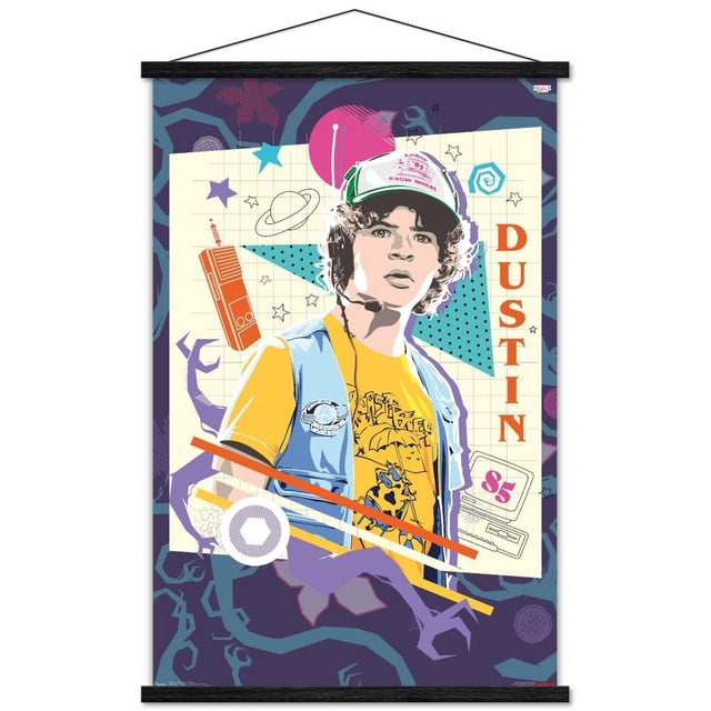 Netflix Stranger Things : Saison 3 - Affiche Murale Dustin, 14,725 Po x 22,375 Po Encadrée, Représentant une illustration Graphique de Dustin Portant une Casquette Blanche et Verte, un t-shirt Graphique Jaune et un Gilet Bleu, sur Fond Rétro à Carreaux avec des Étoiles, une Planète, un Talkie-Walkie et un Ordinateur vintage, avec « Dustin » en Texte vertical orange, Convient pour Décorer des Chambres, des Bureaux Ou des Dortoirs.