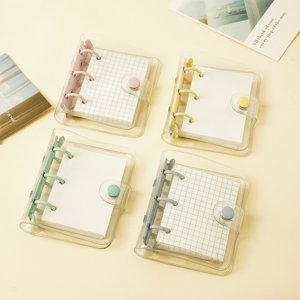 Mini Transparent 3Ring Couvertures de binder avec la page interne de grille et les poches de butter Mini Libellé du carnet de notes de feuille libre PVC Couverture de la bouteille avec bouton Snap