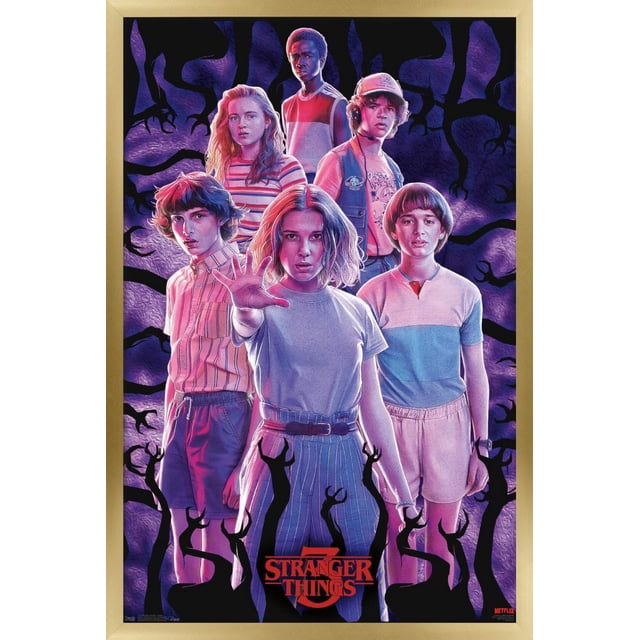 Netflix Stranger Things : Saison 3 - Affiche Murale de Groupe Présentant six Personnages sur un Fond Violet et Noir avec des Ombres d'Arbre Griffes, Imprimée sur du Papier Fini Satiné Lustré dans un Cadre en Bois Clair, Mesurant 14,725 Pouces x 22,375 Pouces, Convient à la Déco de Chambre, Bureau Ou Dortoir et Souvent Utilisée pour Rehausser les Fêtes à Thème.