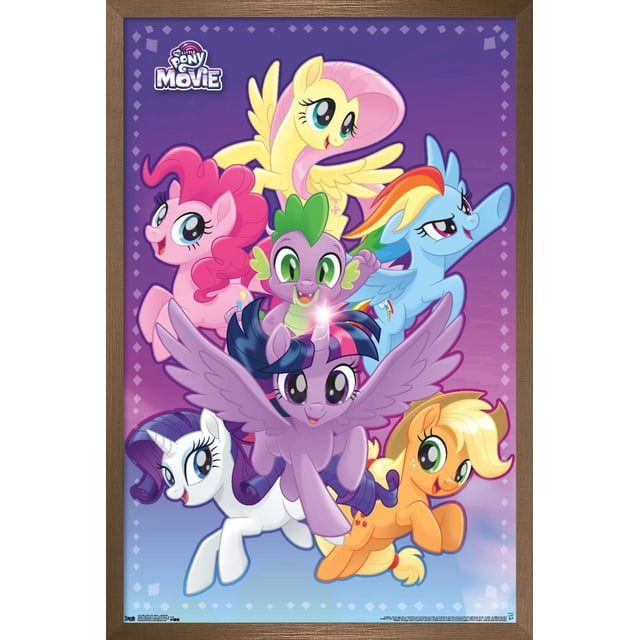 Hasbro My Little Pony Film - Affiche Murale d'Aventure, 14,725 Pouces x 22,375 Pouces, Présentant Sept Personnages Principaux, Dont une Licorne Ailée Centrale Violette avec une Corne Lumineuse, Pégase Jaune avec une Crinière Rose, Poney de Terre Rose, Pégase Bleu avec une Crinière Arc-en-Ciel, Licorne Blanche avec une Crinière Violette, Poney de Terre orange avec une Crinière blonde, et un Petit dragon Vert et Violet sur un Fond Dégradé Violet Encadré en Bois Brun, Idéal pour la Déco Murale