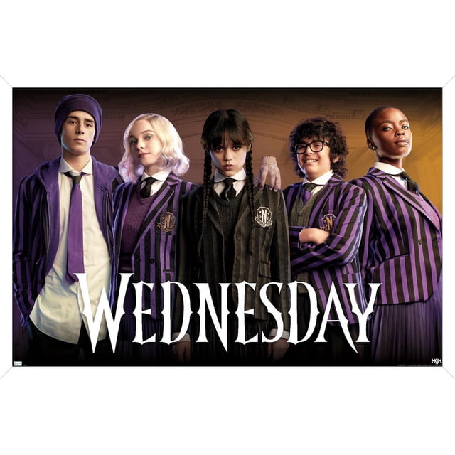 Wednesday - Affiche Murale de Groupe, 22,375 Po x 34 Po, Représentant Cinq Personnages en Uniformes Scolaires à Rayures Noires et Violettes avec Cravates et blazers Debout Côte à Côte sur un Fond Sombre, avec le Mot « Wednesday » en Grande Police Gothique Blanche au Bas, Idéal pour la Déco Murale de la Maison Ou du Bureau.