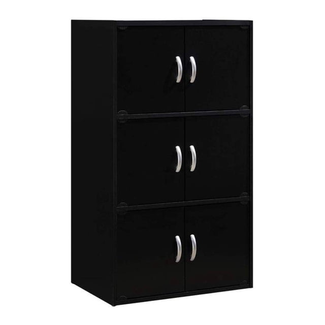Hodedah HID33 Armoire de Rangement Fermée pour la Maison à 6 Portes et 3 Tablettes en Noir. Cette Armoire Polyvalente Comprend Trois sections de Rangement Fermées avec Deux Portes Chacune, Équipée de Poignées Argentées. Idéale pour Organiser des Livres, des Jouets, des Fournitures de Bureau Ou des Articles de Cuisine. design Compact avec des dimensions de 15.5 x 23.4 x 41 Pouces, Convient aux Chambres, aux Bureaux Ou aux Entrées.
