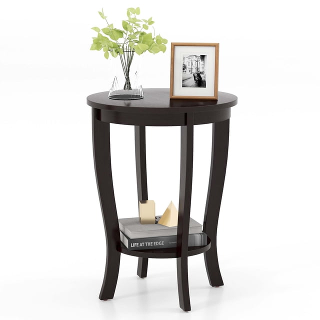 Costway Table d'Appoint à 2 Niveaux 18 Pouces Ronde Compacte pour Canapé, Table de Chevet avec Tablette de Rangement, Fini espresso. la Table Présente un Dessus Rond et une Tablette Inférieure pour un Rangement Supplémentaire, Soutenue par des Pieds en Bois de Caoutchouc Massif au design Moderne Mi‐siècle. Exposée avec des Articles Décoratifs comme un vase, un Cadre photo et des Livres, Elle Convient aux Salons, Chambres Ou Bureaux.