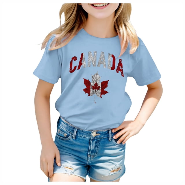 GDREDA Canada T-Shirts à Imprimé Drapeau pour Filles, t-shirt à Manches Courtes Bleu Pâle, avec un Motif de Drapeau Feuille d'Érable Rouge et Blanc. Fabriqué en polyester Respirant, Ce t-shirt Décontracté à Col Rond Offre une Coupe Ample et Est Stylé avec des shorts en denim, Parfait pour les Célébrations Canada Day Ou le Quotidien. Convient aux Filles de 3 à 13 Ans.
