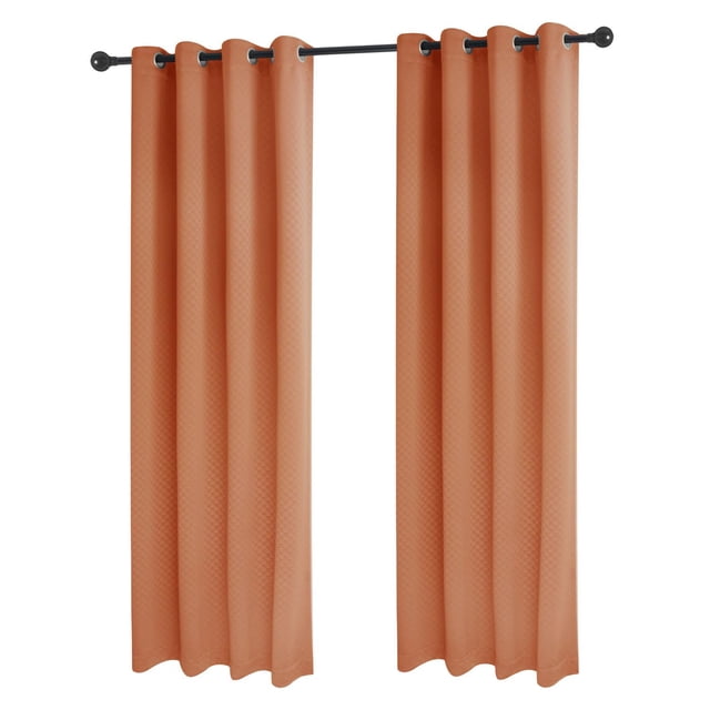 Gouchee Home Metrol Panneaux de Rideaux Assombrissants 52"x96 Pouces Couleur Terre Cuite, Suspendus à une Tringle à Rideaux Noire avec Embouts Ronds. le Tissu en polyester Présente un Motif Texturé Subtil et 8 Oeillets Métalliques Argentés par Panneau pour Monter des Tringles jusqu'à 1,5 Pouces de Diamètre. Ces Panneaux Assombrissent la Pièce, Réduisent le Bruit et Économisent l'Énergie, Convenant Aussi pour Améliorer l'Intimité dans les Bureaux à Domicile Ou les Salles Multimédias.