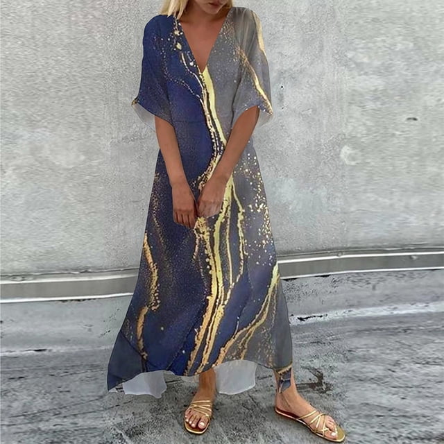 Weiqiqre Aubaines sur les Robes pour Femmes, Robe d'Été Décontractée pour Femmes Imprimée avec Poche, Col en V, Manches Courtes. l'Image Montre une Femme Portant une Robe à Col en V Fluide à Manches Courtes, avec un Imprimé Abstrait Frappant dans des Tons Bleu et Or. la Robe Est Style Décontractée avec des Sandales Plates, Convient aux Sorties de Printemps et d'Été. l'Arrière-plan Est un Cadre Extérieur Neutre avec une surface en Béton.