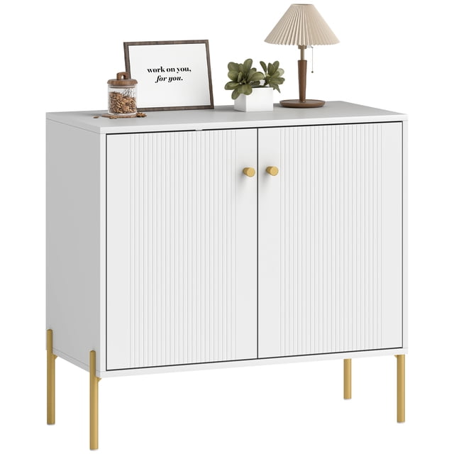 HOMCOM buffet avec Portes Cannelées, Armoire buffet Moderne de 32 Pouces en Blanc. Comprend des Portes Cannelées avec accents Dorés, des Tablettes Ajustables et des Pieds en Acier Robustes avec un Dégagement au Sol de 6,9 Pouces pour un Nettoyage Facile. Fait de Panneau de Particules et de MDF avec une surface en Mélamine pour la Durabilité. Convient comme Armoire buffet, bar à Café Ou Rangement d'Entrée.