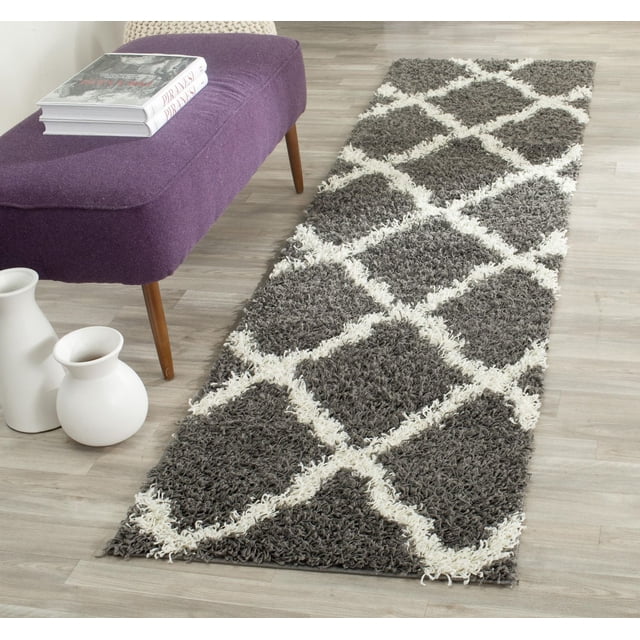Safavieh Dallas Tapis Shag Géométrique Logan avec Motif de Carreaux Marocains Gris et Ivoire et texture Shag Moelleuse, Posé sur un Plancher de Bois Clair à Côté d'Un Banc Rembourré Violet et de vases en Céramique Blancs, Idéal pour Ajouter Douceur et style aux Entrées Ou aux Salons.