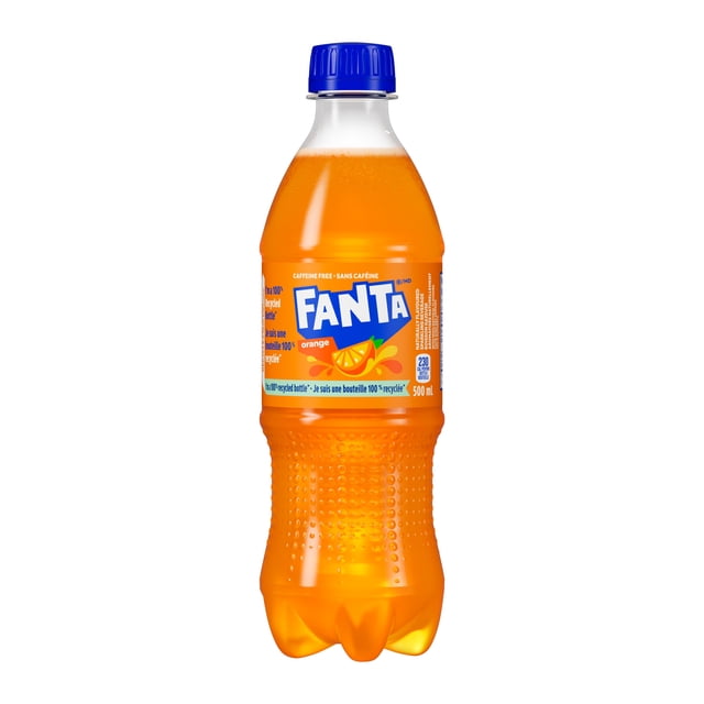Fanta Bouteilles d'Orange, 500 ml, Vue de devant d'Une Bouteille en Plastique Remplie de soda aux Fruits Orange Vif. la Bouteille a un Bouchon Bleu et une Étiquette avec le logo Fanta et un Graphique de Tranche d'Orange. l'Étiquette Note une Teneur Sans Caféine, 230 calories et du Plastique 100 % Recyclé. Souvent Utilisée comme Boisson Gazeuse Rafraîchissante à Saveur d'Orange.