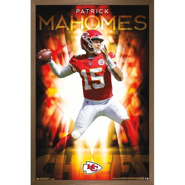 NFL Kansas City Chiefs - Patrick Mahomes II Affiche Murale 18, 22,375 Po x 34 Po Encadrée Mettant en Vedette un Joueur de football en Uniforme des Chiefs Numéro 15 Rouge Lançant un Ballon de football sur un Fond orange Vif et Jaune avec le logo des Chiefs au Bas, Convient à la Déco de Chambre de fan de sports.