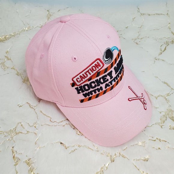 « Maman de Hockey avec Attitude » Casquettes