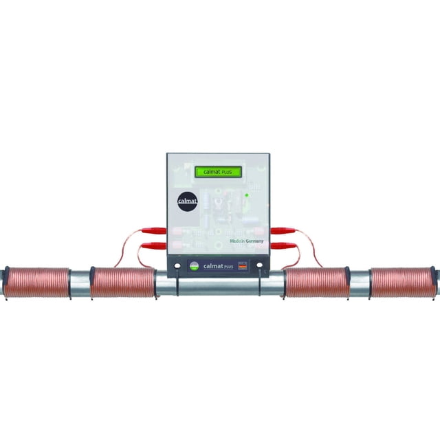 Calmat Plus Système Électronique de Traitement de l'Eau Anticalcaire et Antirouille avec Unité de Commande Rectangulaire Orientée vers l'Avant Comprenant un Couvercle Translucide Affichant les Circuits Internes et un Écran Vert Étiqueté « Calmat Plus », Connecté par Quatre Câbles à Impulsion Rouges à un Tuyau Métallique horizontal Enveloppé de Bobines de Cuivre, Conçu pour des Diamètres de Tuyau jusqu'à 3 Pouces et un Débit d'Eau jusqu'à 15 M3/h, Convient pour Prévenir l'Accumulation de Tartre et de Rouille dans les Systèmes de Plomberie