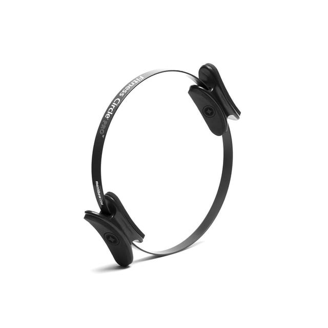 STOTT PILATES Entraînement Physique Circle Pro (Noir), 12 Pouces / 30.5 cm, un Anneau de PILATES en Acier à Ressort Noir avec Poignées en Mousse Intérieures et Extérieures pour le Confort, Conçu pour Ajouter une Résistance Ferme au Tonus Musculaire des Cuisses, des Bras et de la Poitrine, Illustré sur un Fond Blanc.