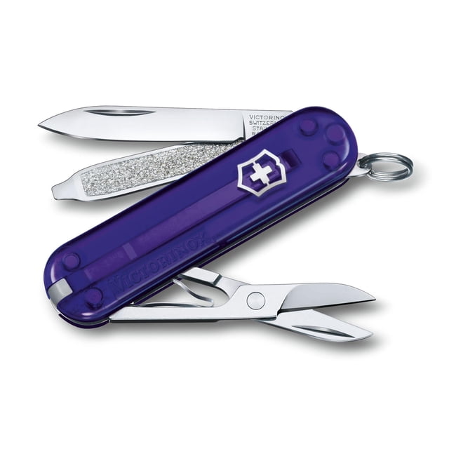 Victorinox Classic SD (Indigo Persan) Couteau Militaire Suisse 0.6223.T29G Doté d'Un Manche en ABS/Cellidor Translucide Violet. Cet Outil compact Multi-Usage Comprend 7 Fonctions : une Petite Lame à Bord Droit, des Ciseaux, une Lime à Ongles avec Tournevis, un Anneau Porte-Clés, un Cure-Dent et une Pince. Mesurant 58 mm de Longueur, 9 mm de Hauteur et Pesant 21 g, Il Est Idéal pour les Tâches Quotidiennes comme Couper des Fils en Vrac Ou un Entretien Rapide