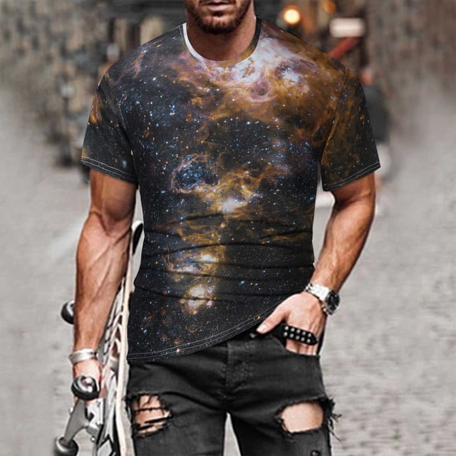 EGNMCR T-Shirts à Manches Courtes pour Hommes Été Décontracté Col Rond T-shirt Présentant un Imprimé Galaxie Vif avec des Couleurs Vives et Fortes. le T-shirt a un Col Rond, Manches Courtes, et Est Fait de Matériau polyester Léger et Respirant. Montré Porté par un Modèle dans un Cadre Extérieur Décontracté, Assorti avec des jeans Noirs Déchirés et des Accessoires.