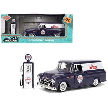 Jada 35044 1957 Chevrolet Suburban Chevron Bleu Foncé avec Rayures Blanches et Pompe à Essence à Chevron Just Trucks Série Échelle 1-24 Voiture Miniature Moulée sous Pression